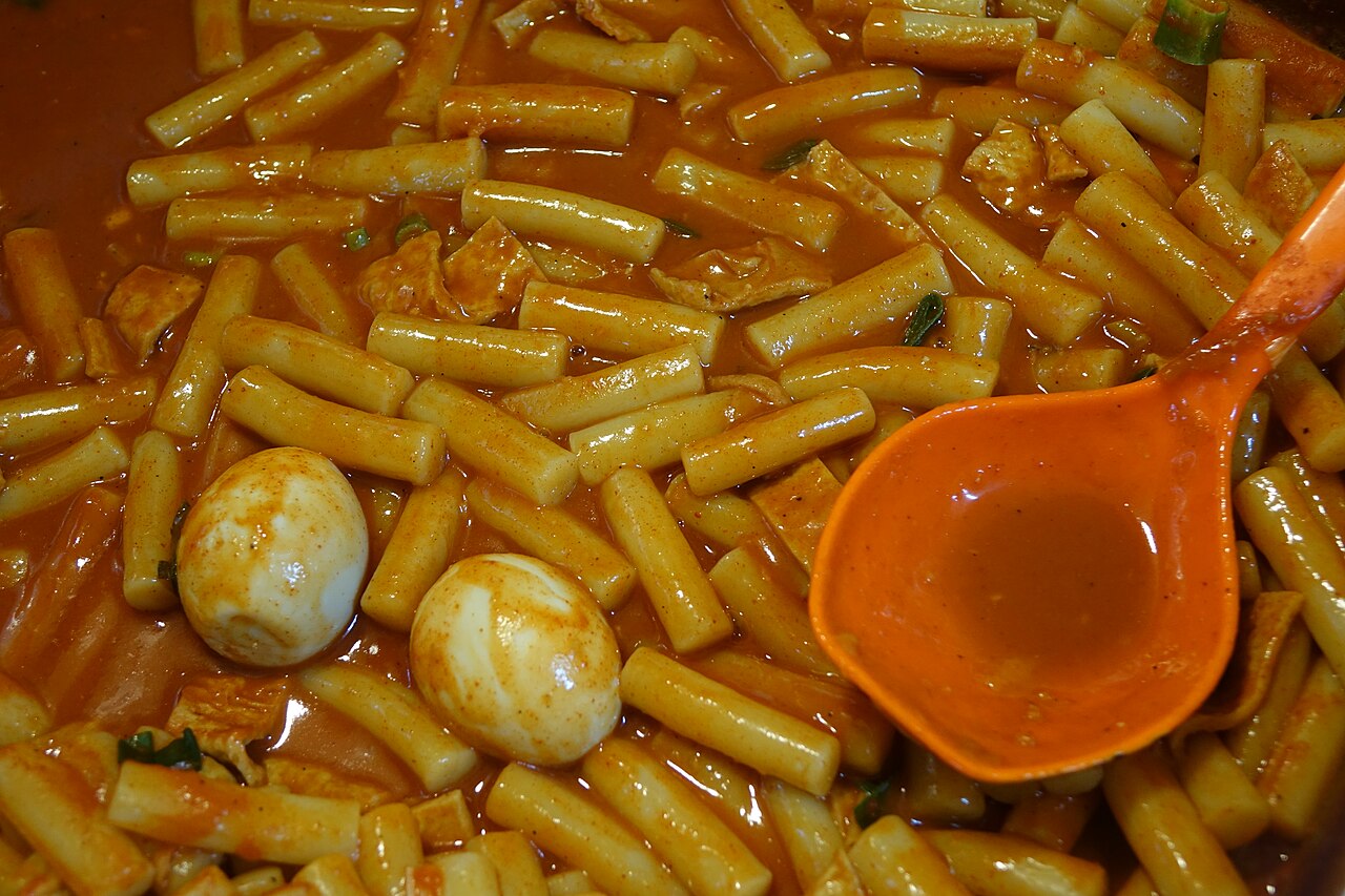 Wheat flour tteokbokki with eggs, mil-tteok